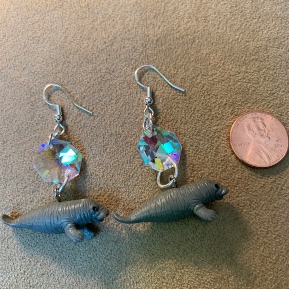 Manatee dangle earrings - Picture 2 of 3